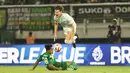 Pemain PSIM Yogyakarta, Cofre Deri Antony dilanggar keras oleh Toni Firmansyah pada pertandingan pembuka BRI Super League 2025/2026 di Stadion Gelora Bung Tomo, Jumat (08/08/2025) malam WIB. (Bola.com/Abdul Aziz)