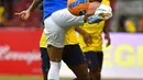 Pemain Brasil Dani Alves menendang bola saat melawan Ekuador pada pertandingan sepak bola Kualifikasi Piala Dunia 2022 di Stadion Casa Blanca, Quito, Ekuador, 27 Januari 2022. Pertandingan berakhir imbang 1-1. (Rodrigo Buendia/Pool via AP)