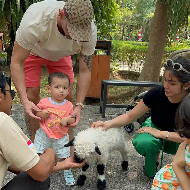 Liburan Jessica Iskandar bersama keluarga