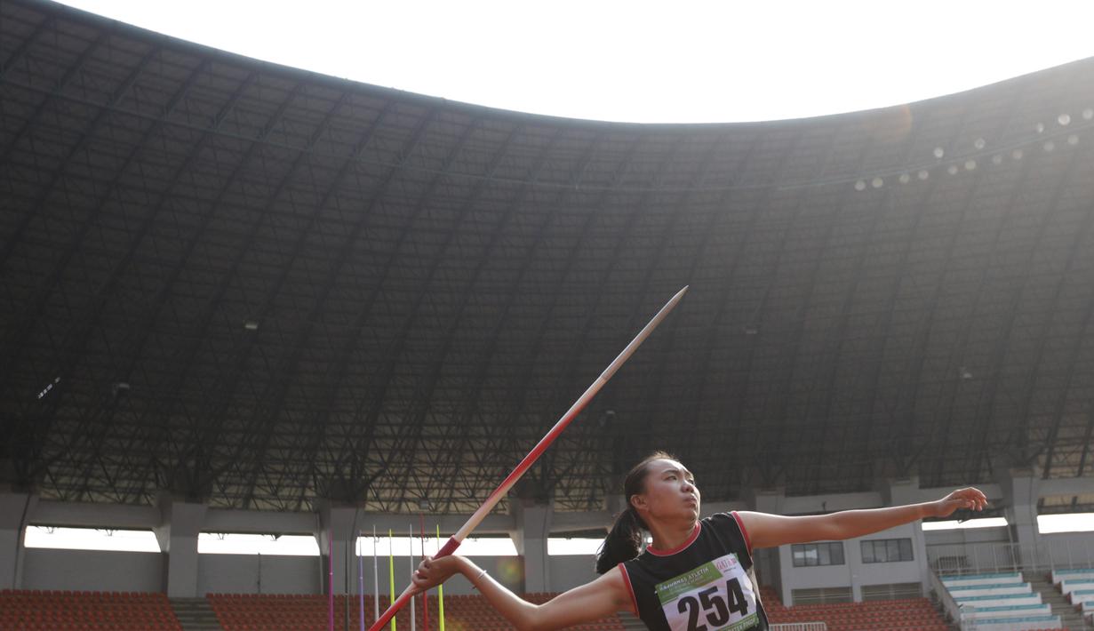 Atlet asal Jambi, Zuhraya Detrindu, bersiap melakukan lemparan pada Kejurnas Atletik 2019 nomor sapta lomba U-20 putri di Stadion Pakansari, Bogor, Rabu (8/8). Kejurnas Atletik berlangsung dari 3-7 Agustus. (Bola.com/Vitalis Yogi Trisna)