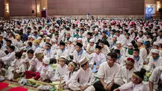 Anak-anak menunggu waktu berbuka puasa pada acara buka puasa bersama 1.100 anak yatim di Jakarta, Senin (20/5). Kegiatan yang bertemakan ' Ramadhan Cahya Keberkahan'  Agung Podomoro Land melalui Yayasan Agung Podomoro Land menggelar buka puasa bersama 1.100 anak yatim. (Liputan6.com/Faizal Fanani)