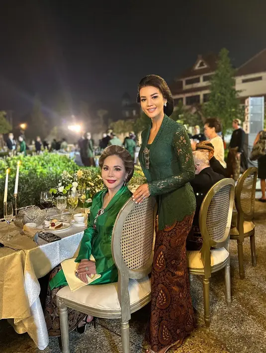 Bertemu dengan banyak orang dan berbaur bersama tamu undangan lainnya, Farah Quinn berkesempatan untuk mengabadikan momen bersama Dewi Soekarno. Sosok ibu negara Indonesia yang sangat populer hingga sekarang ini masih terlihat energik untuk menghadiri berbagai acara di berbagai negara. (Liputan6.com/IG/@farahquinnofficial)