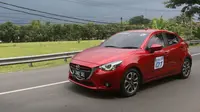 Kondisi jalanan yang berkelok-kelok, tanjakan dan turunan dapat diatasi karena All New Mazda2 memiliki fitur Dynamic Stability Control (DSC)