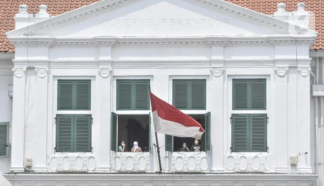 <p>Pengunjung menikmati suasana kawasan Kota Tua, Jakarta, Rabu (4/5/2022). Kawasan Kota Tua menjadi salah satu destinasi favorit warga baik dari dalam maupun luar Jakarta untuk mengisi waktu libur Lebaran bersama keluarga. (merdeka.com/Iqbal S Nugroho)</p>