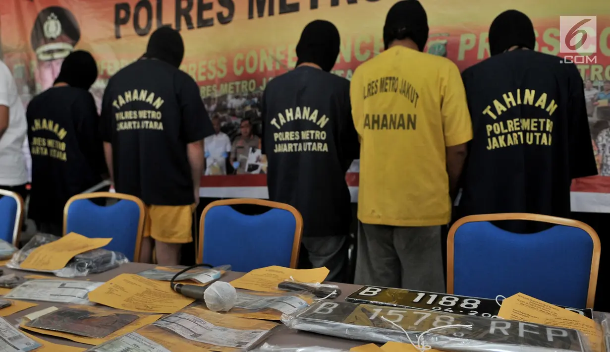 Tersangka dan barang bukti dalam pengungkapan kejahatan pemalsuan jual beli STNK dan TNKB khusus di Polres Jakarta Utara, Selasa (27/8/2019). Jual beli STNK dan TNKB dengan sandi pejabat RFD dan RFP palsu tersebut bernilai Rp 2,5 - Rp 8 juta per unit setiap  transaksi. (merdeka.com/Iqbal S Nugroho)
