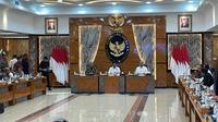 Menteri Koordinator Politik, Hukum dan Keamanan (Menko Polhukam) sekaligus Ketua Satgas Pemberantasan Judi Online, Hadi Tjahjanto, memimpin rapat pemberantasan judi online di Kemenko Polhukam, Jakarta, Rabu (19/6/2024). (Merdeka.com/Muhammad Genantan Saputra)