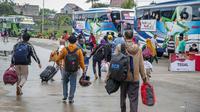 Peserta Mudik Aman Mudik Sehat Kementerian Perhubungan bersiap menaiki bus tujuan kampung halamannya di Terminal Jatijajar, Depok, Jawa Barat, Kamis (28/4/2022). Sekitar 3.000 penumpang diberangkatkan dengan 106 bus yang telah disiapkan oleh Dirjen Darat Kementerian Perhubungan. (Liputan6.com/Faizal Fanani)