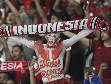 Suporter Timnas Indonesia memberikan dukungan saat melawan Timor Leste pada laga Piala AFF 2018 di SUGBK, Jakarta, Selasa (13/11). Indonesia menang 3-1 atas Timor Leste. (Bola.com/M. Iqbal Ichsan)