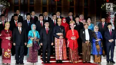 Presiden Jokowi dan Wakil Presiden Jusuf Kalla serta para pimpinan tinggi lembaga negara berfoto bersama sebelum menghadiri pembukaan Sidang Tahunan MPR RI Tahun 2017 di Kompleks Parlemen, Senayan, Jakarta, Rabu (16/8). (Liputan6.com/Angga Yuniar)