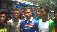 Zulham Zamrun bersama pesepak bola dari Provinsi Ternate. (Bola.com/Bagas Rahadyan)