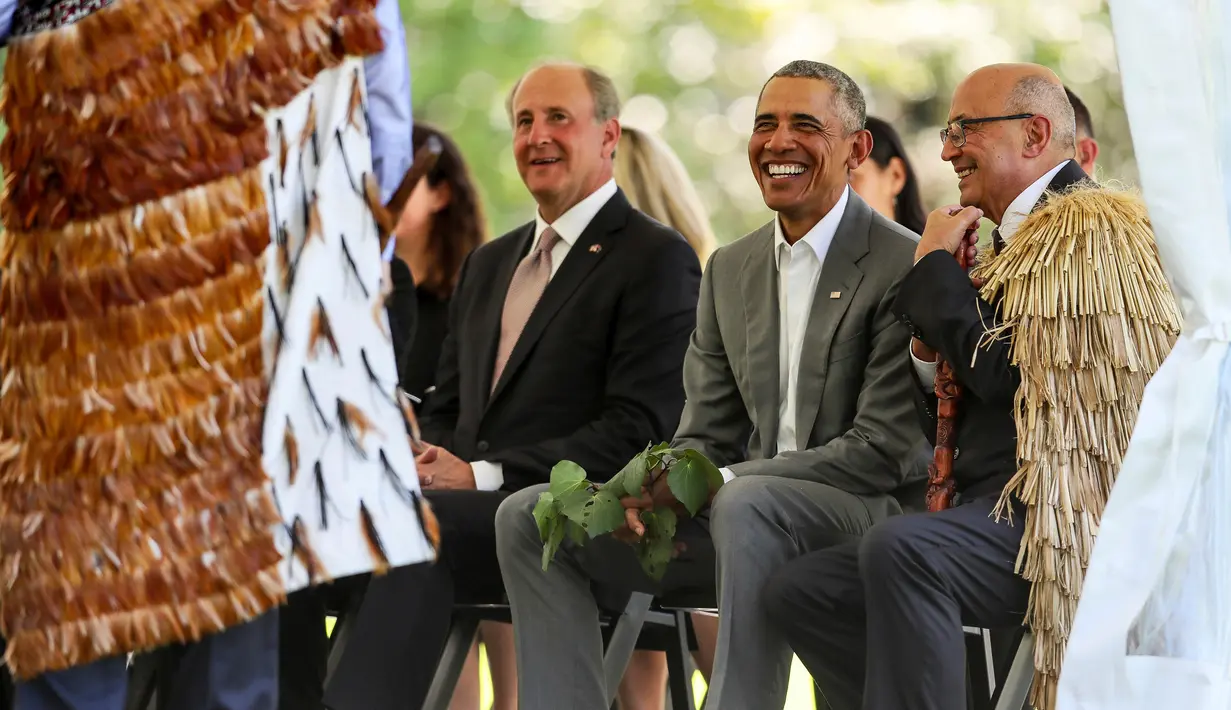 Senyum mantan Presiden AS, Barack Obama saat upacara penyambutan di Government House, Auckland, Selandia Baru, Kamis (22/3). Kunjungan ke Selandia Baru ini adalah kunjungan pertama kali dilakukan oleh Obama. (Simon Watts/Dept of Internal Affairs via AP)