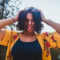 ilustrasi perempuan bahagia/Photo by Hichem Dahmani on Unsplash