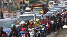 Sejumlah kendaraan mengarah Jakarta di Jalur Pantura Cikampek terjebak macet di jalan Jendral Sudirman,Cikampek,  Jawa Barat, Sabtu (7/1). (Liputan6.com/Helmi Afandi)