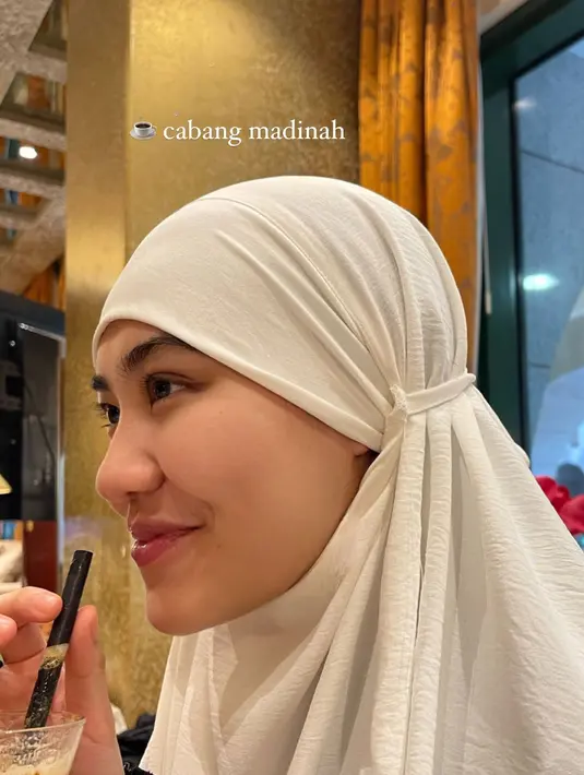 Ia bahkan tak ragu berbagi foto close up tanpa makeup. Terlihat wajahnya benar-benar glowing tanpa pori-pori [@aaliyah.massaid]