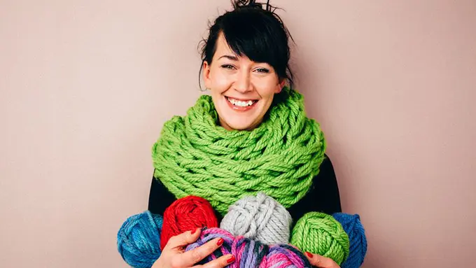 Kamu Bisa Merajut Dengan Lenganmu Sendiri dan Hasilnya Keren!