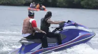 Wisatawan bermain sped boat di Pantai Labuhan Merak Situbondo (Istimewa)