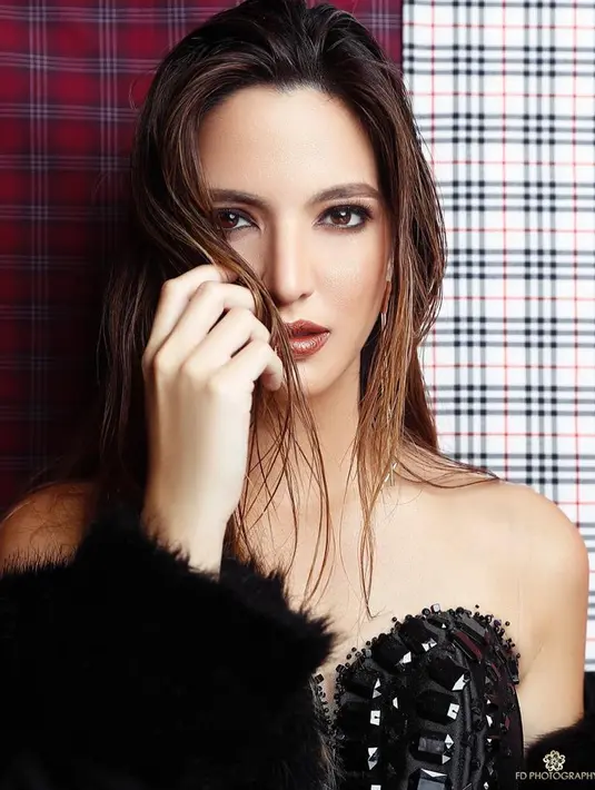 Selain itu, gaya rambut Nia yang dibiarkan terurai serta makeup dengan smokey eyes membuatnya dibuji bak boneka. Pakai off shoulder yang dibalut jaket berbulu hitam, tak heran banyak yang terpukau dengannya. (Liputan6.com/IG/@ramadhaniabakrie)
