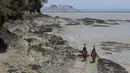 Polisi berkuda berpatroli di pantai selama lockdown nasional untuk melawan virus corona COVID-19 di Cancale, Prancis, Sabtu (11/4/2020). Selama lockdown, aktivitas warga dibatasi dan mereka hanya boleh keluar rumah dengan jarak 1 kilometer saja. (AP Photo/David Vincent)