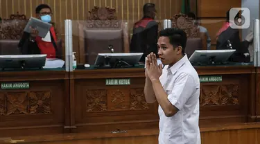 Terdakwa Richard Eliezer Pudihang Lumiu usai menjalani sidang dengan agenda pembacaan tuntutan oleh Jaksa Penuntut Umum dalam kasus pembunuhan Brigadir Yosua Hutabarat di Pengadilan Negeri Jakarta Selatan, Rabu (18/1/2023). Richard Eliezer Pudihang Lumiu di Tuntut 12 Tahun Penjara. (Liputan6.com/Johan Tallo)