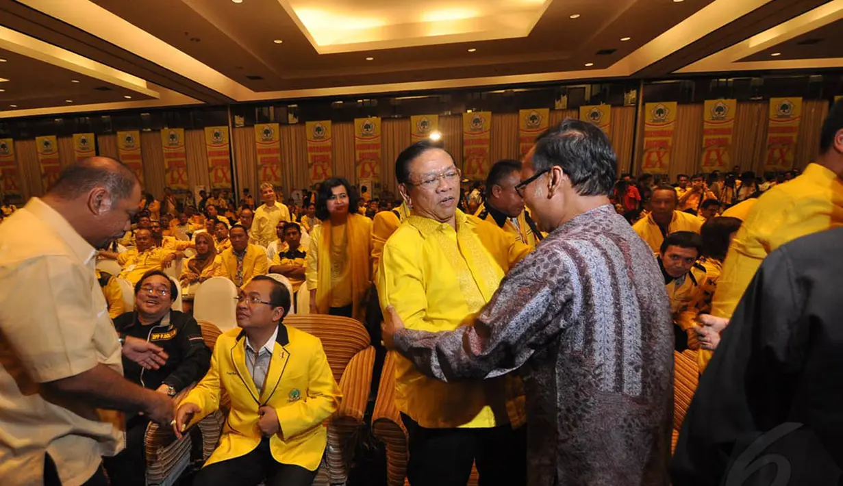 Politikus senior Partai Golkar, Agung Laksono menerima ucapan selamat setelah terpilih sebagai Ketua Umum pada Munas di Ancol, Jakarta, Senin (8/12/2014). (Liputan6.com/Miftahul Hayat)