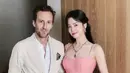 Lengkapi dress pink-nya, Song Hye Kyo kenakan satu set perhiasan permata yang serasi dari Chaumet [@kyo1122]