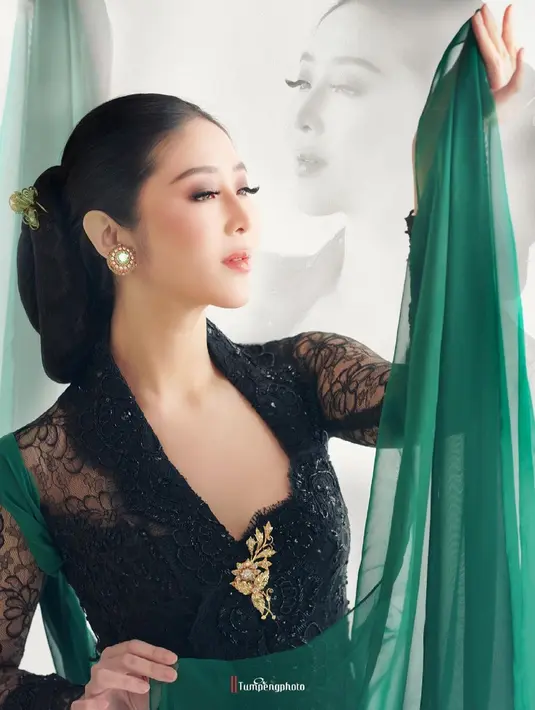 Putu Ayu Saraswati sendiri beberapa kali terlihat menjalani pemotretan saat menggunakan kebaya. Penampilan dara 23 tahun ini dengan kebaya hijau tua serta selendang membuatnya terlihat begitu anggun dan menawan. (Liputan6.com/IG/@ayusarasw)