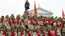 Kadet Angkatan Darat Pemuda patriotik Rusia menghadiri parade militer yang menandai peringatan 80 tahun kemenangan Soviet pada Pertempuran Stalingrad selama Perang Dunia Kedua, di selatan kota Volgograd pada 2 Februari 2023. (AFP/Stringer)