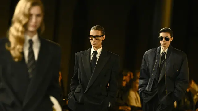 Model papan atas Amerika Bella Hadid mempersembahkan kreasi Saint Laurent untuk koleksi Women Ready-to-wear Spring-Summer 2025 sebagai bagian dari Paris Fashion Week, di Paris pada 24 September 2024. (Dok: JULIEN DE ROSA / AFP)