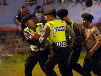 Sesaknya stadion Jatidiri Semarang menyebabkan beberapa penonton jatuh pingsan dan harus segara dievakuasi petugas (LIputan6.com/Helmi Fithriansyah).
