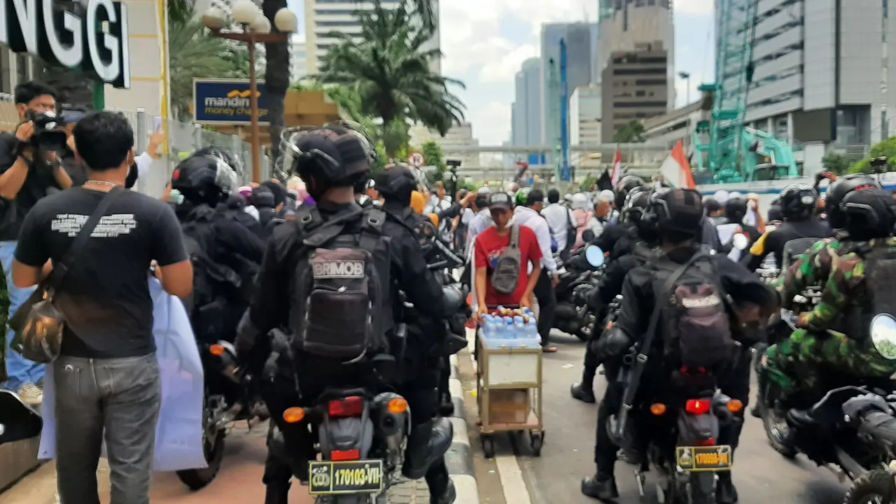 Polisi dan TNI meminta peserta aksi Reuni 212 di kawasan MH Thamrin bubar, Kamis (2/12/2021).