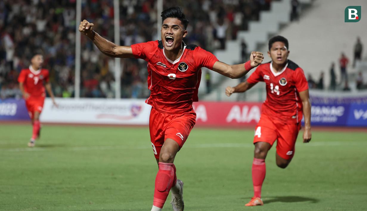 <p>Selebrasi striker Timnas Indonesia U-22, Ramadhan Sananta setelah mencetak gol pertama ke gawang Thailand pada laga final cabor sepak bola SEA Games 2023 di National Olympic Stadium, Phnom Penh, Kamboja, Selasa (16/5/2023). (Bola.com/Abdul Aziz)</p>