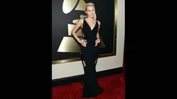 Miley Cyrus tampil seksi dalam balutan gaun hitam saat menghadiri ajang Grammy Awards ke-57 di Staples Center, Los Angeles, AS, Minggu (8/2/2015). (Larry Busacca/Getty Images)