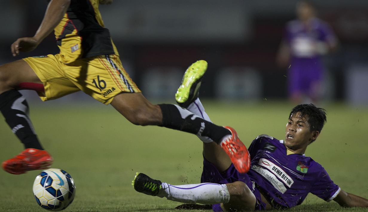 Pemain Persita, Aldy Al melakukan tekel terhadap pemain Mitra Kukar pada laga Piala Presiden di Stadion Dipta, Bali, Minggu (30/8/2015). (Bola.com/Vitalis Yogi Trisna)