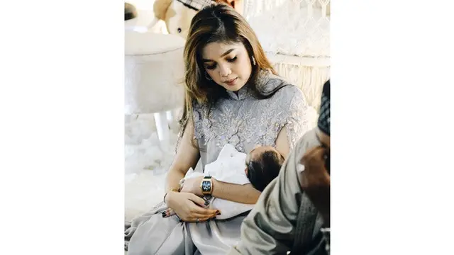 Biasa Tampil Natural, Ini 6 Potret Raya Kitty 'Anak Langit' dengan Makeup Tebal