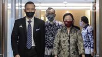 Ketua DPR Puan Maharani (kanan) menerima kunjungan Ketua Umum Partai Demokrat Agus Harimurti Yudhoyono (kiri) di Gedung Nusantara II DPR RI, Jakarta, Kamis (6/8/2020). Pertemuan tersebut membahas krisis COVID-19 sektor ekonomi dan kesehatan hingga koalisi Pilkada 2020. (Liputan6.com/Johan Tallo)