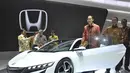 Mendag Muhammad Lutfi terlihat bergaya di dekat mobil sport berwarna putih keluaran Honda, JIEXpo, Jakarta, Kamis (18/9/2014) (Liputan6.com/Miftahul Hayat)