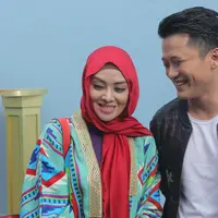 Presenter dan pemeran Terry Putri, kini tidak sendiri lagi. Presenter Olahraga Terfavorit Panasonic Gobel Awards 2014 itu menggandeng seorang lelaki bernama Tirta Adilla, vokalis band Drive. (Andy Masela/Bintang.com)