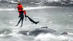 Penyelam Penjaga Pantai AS yang ditambatkan pada helikopter menarik tubuh pengendara mobil yang terjebak dalam arus deras di tepi Air Terjun Niagara, New York, AS, 8 Desember 2021. Wanita berusia 66 tahun meninggal setelah terjebak dua jam dalam air beku. (Sharon Cantillon/The Buffalo News via AP)