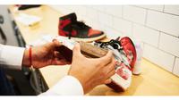 Simak cara mudah berikut untuk menjadikan sneakers kesayangan kembali bersih. 