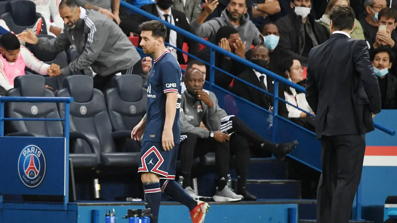 Foto: Ngambek Saat Diganti pada Laga PSG Kontra Lyon, Lionel Messi Enggan Jabat Tangan Mauricio Pochettino