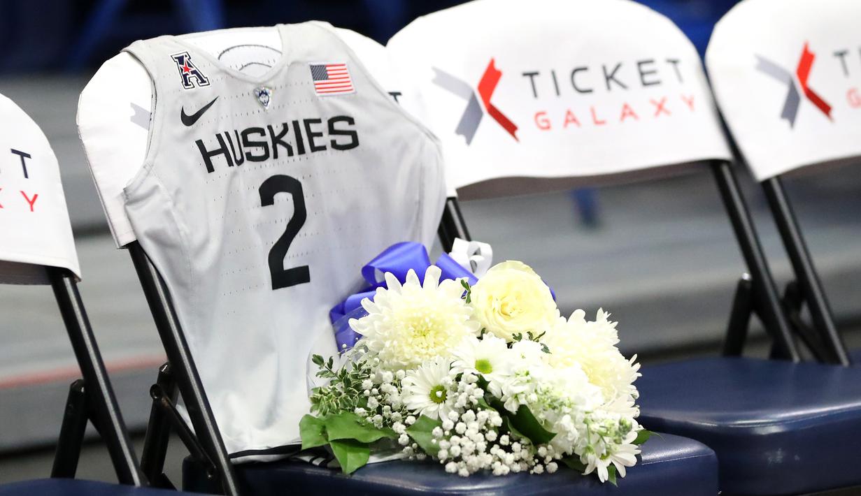 Jersey milik putri Kobe Bryant, Gianna, diletakkan sebelum USA Women National Team Winter Tour 2020 di Hatford, Connecticut, Senin (27/1). Akibat kecelakaan helikopter, legenda NBA itu wafat bersama sang putri. (AFP/Maddie Meyer)
