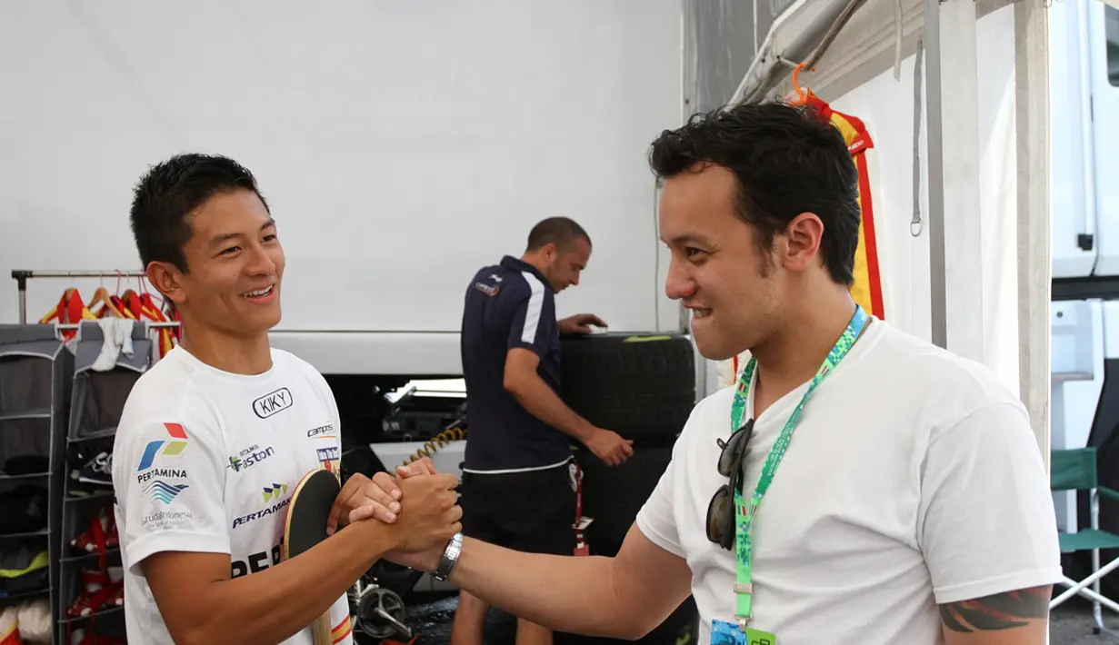 Moreno Soeprapto (kanan) mendatangi paddock Campos Racing untuk memberi dukungan Rio Haryanto. (Bola.com/Reza Khomaini)