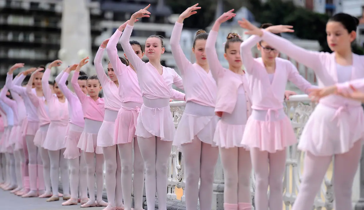 Sejumlah anak-anak melakukan gerakan tari saat mengikuti pameran tarian klasik dalam perayaan Month of The Dance di Basque, Spanyol (26/3). Kegiatan ini diikuti oleh 1.400 peserta, mulai dari anak-anak hingga orang dewasa. (AFP/Ander Gillenea)
