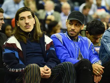 Pemain Arsenal, Hector Bellerin, Pierre-Emerick Aubameyang dan Alexandre Lacazette saat menyaksikan pertandingan basket NBA London Game 2019 antara Washington Wizards dan New York Knicks di O2 Arena di London (17/1). (AFP Photo/Glyn Kirk)