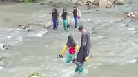 Cerita Siswa dan Guru di Sukabumi Terpaksa Terjang Arus Sungai Demi Sampai ke Sekolah