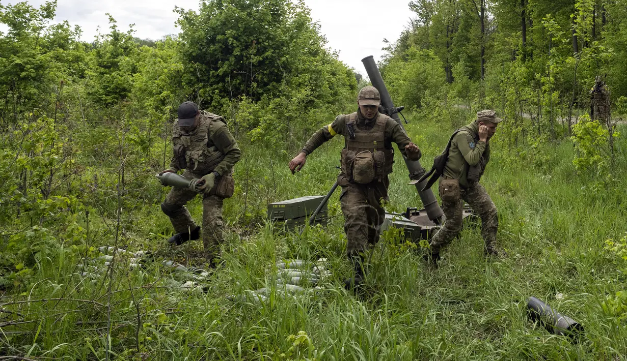 Prajurit Ukraina menembakkan mortir ke posisi Rusia di wilayah Kharkiv, Ukraina, 17 Mei 2022. (AP Photo/Bernat Armangue)