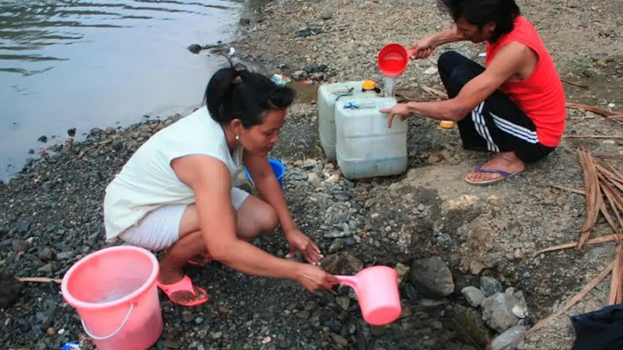Kemarau Panjang, Warga Banjarnegara Buat Sumur Resapan di Sungai