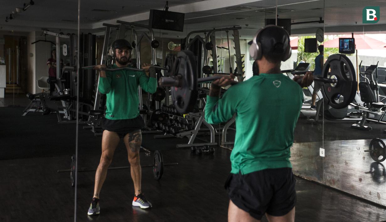 Pemain Timnas Indonesia, Stefano Lilipaly, menjaga kondisi fisik di Hotel Grand Zuri, Jawa Barat, Senin (5/11). Pemusatan ini dilakukan sebagai persiapan jelang Piala AFF 2018. (Bola.com/Vitalis Yogi Trisna)