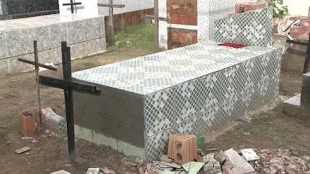 Seorang perempuan di Brazil dinyatakan meninggal dunia oleh pihak Rumah Sakit. Namun kenyataannya, perempuan tersebut masih hidup dan terperangkap di dalam peti mati.