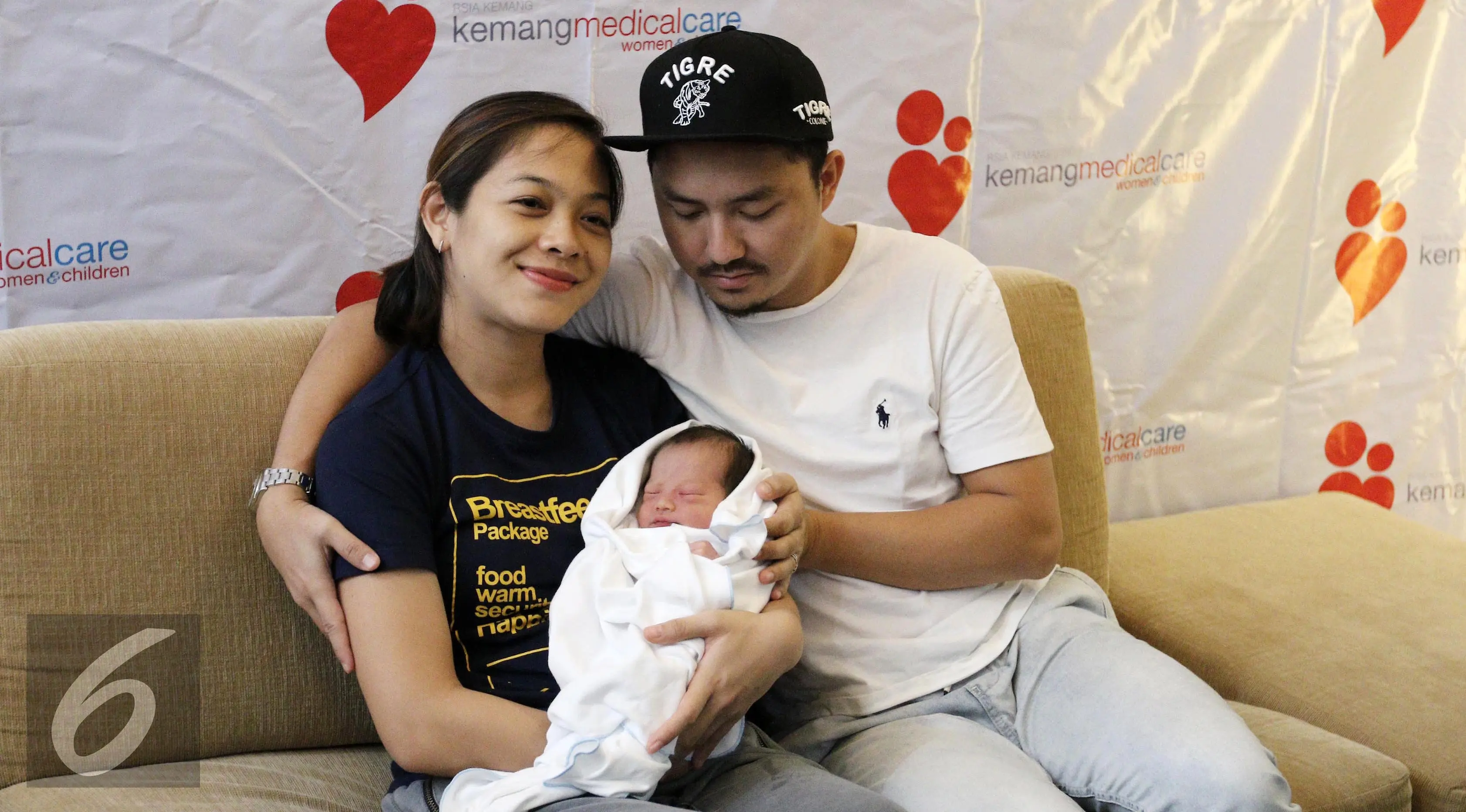 Ananda Omesh dan istri, Dian Ayu Lestari memberi keterangan pers dengan kelahiran anak kedua mereka. Dian Ayu Lestari melahirkan anak laki-laki yang diberi nama Btara Langit Anandayu, Sabtu (13/5/2017). (Herman Zakharia/Liputan6.com)